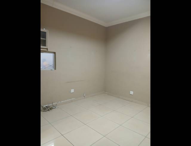 95M² BUSINESS TO LET IN ZINNIAVILLE